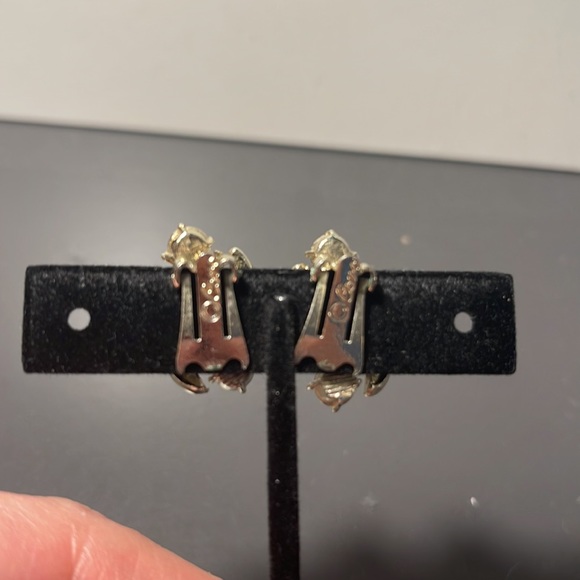 Gold tone red rhinestone clip on vintage Coro - Picture 3 of 4